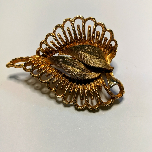 Vintage Cut-out Brooch unsigned - Picture 2 of 4